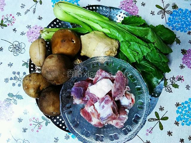准备食材。新鲜香菇6朵，小白菜1棵，猪小排300g，生姜适量。