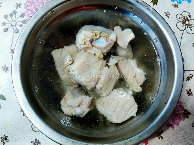 再用凉水浸泡一会去除血水更彻底。