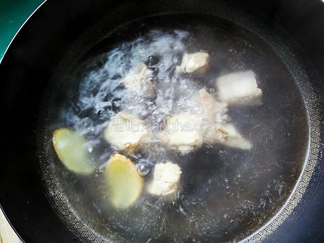 锅中水煮开，放入处理好的排骨，再加半勺料酒煮。
