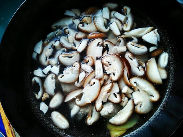 翻动香菇，使香菇入水。加一勺食盐。开大火，盖锅盖煮。