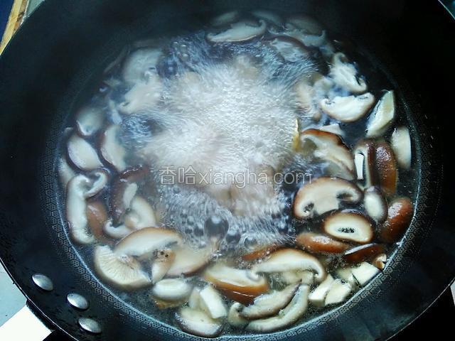 煮至锅中水大开。翻动锅中食材。