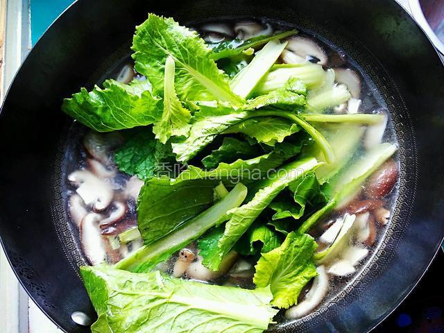 加入摘成小段的小白菜。