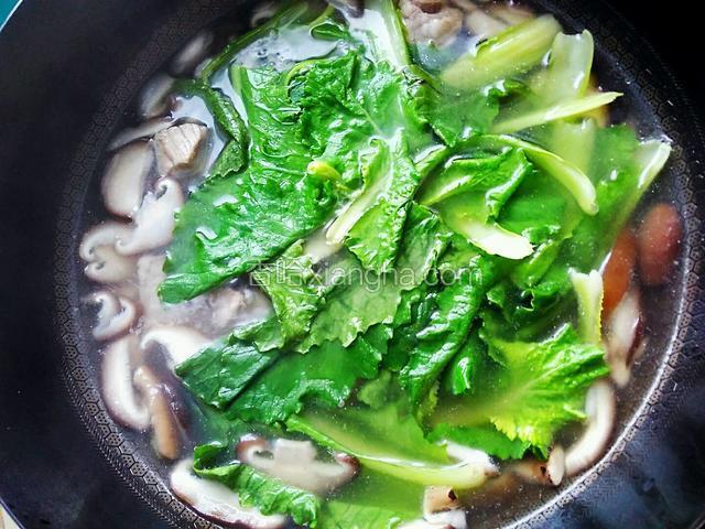 待小白菜自然软化入水中。