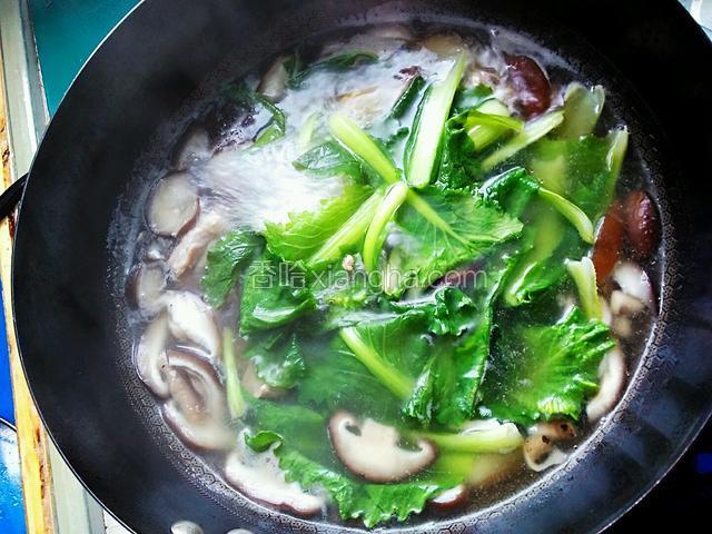 加一勺食盐，一勺料酒。稍稍翻动一会。