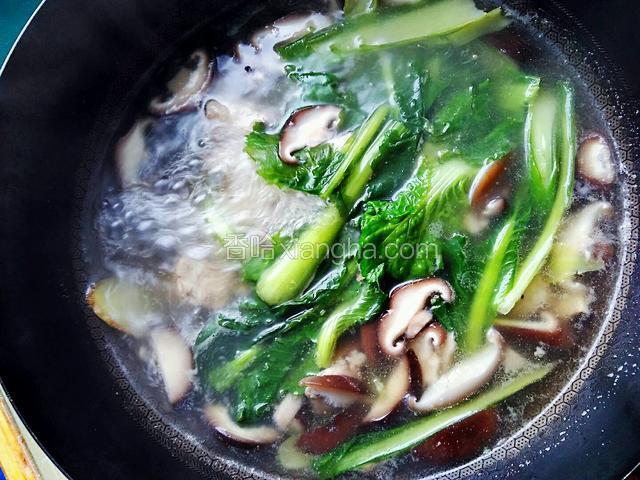 加一勺食盐，半勺味精，半勺白糖。调味，提鲜。即可出锅。