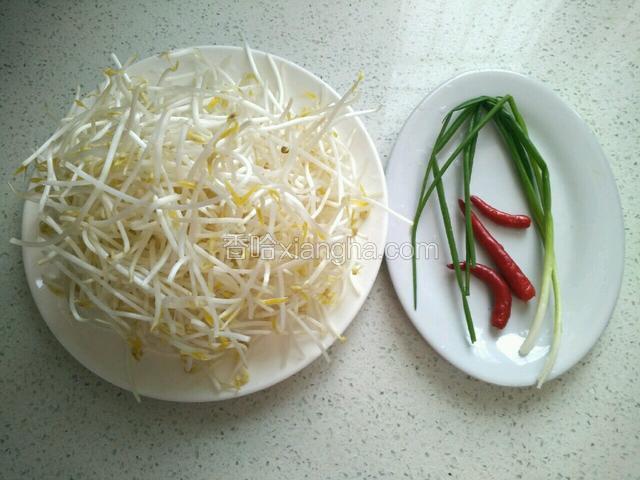 备好图中食材。绿豆芽剪去根部再洗净，红指椒、葱洗净。