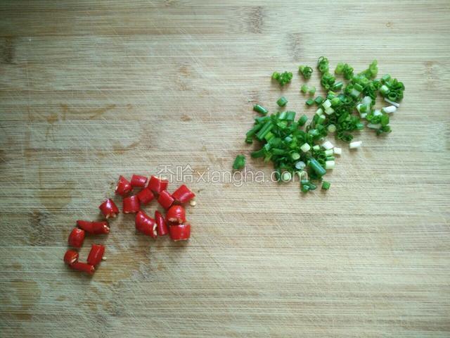 红指椒切结，切葱花。