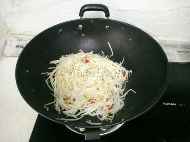 加入少许盐、味精调味。