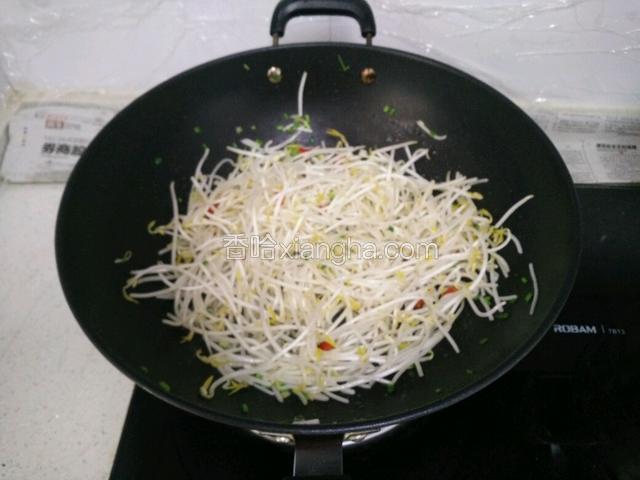 倒入绿豆芽(旺火)翻炒。