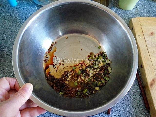 然后把提前切碎姜末和葱末放入盆中，加一勺酱油，适量盐和二勺香油拌匀