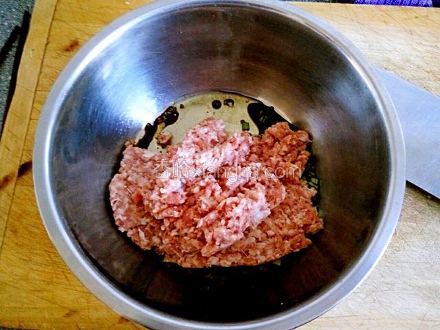 放入羊肉馅用筷子拌匀