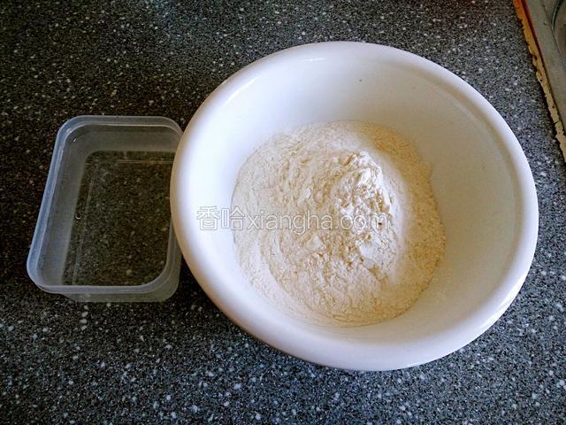 面粉放入盆中(不加泡打粉和酵母)准备一杯温水
