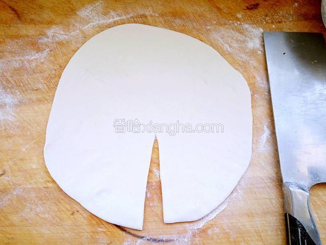 擀面杖擀开，用刀切一大囗，(在一边切)