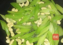 西芹炒腰果的做法图解5
