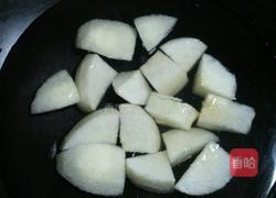 冰糖炖雪梨的做法图解3