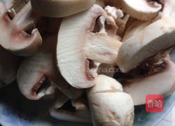 鸡蛋炒蘑菇的做法图解1