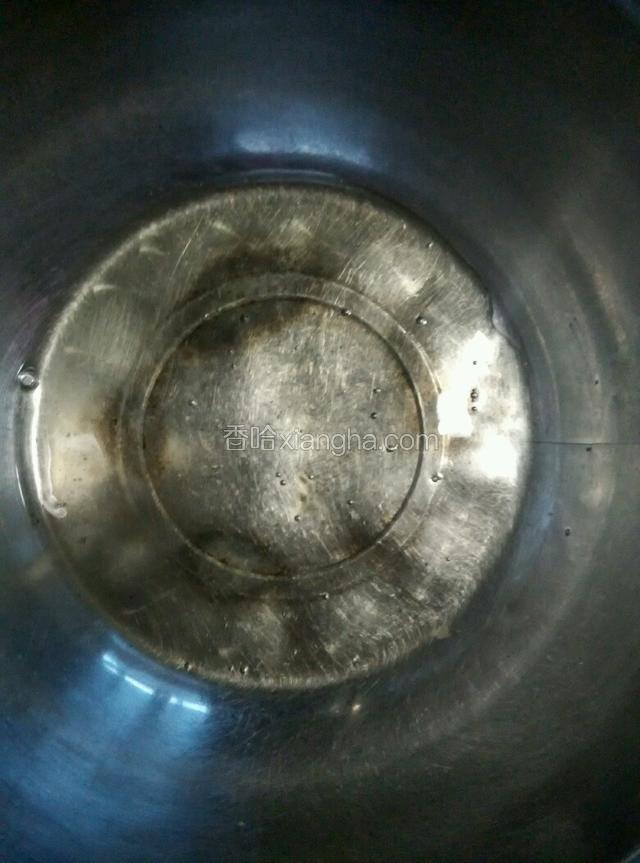 蛋白打在无水无油盆里，不能有蛋黄