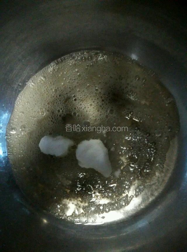 白糖分三次加入蛋清中，第一次蛋白打至鱼眼泡时加（加糖前加几滴柠檬汁）