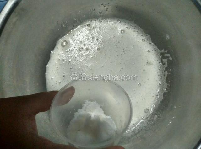 变成浓密小泡时加第二次糖