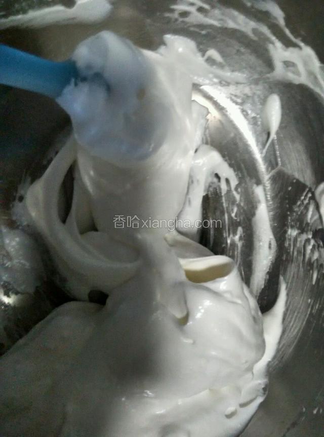 筛八玉米淀粉和奶粉混合物，快速翻拌均匀。