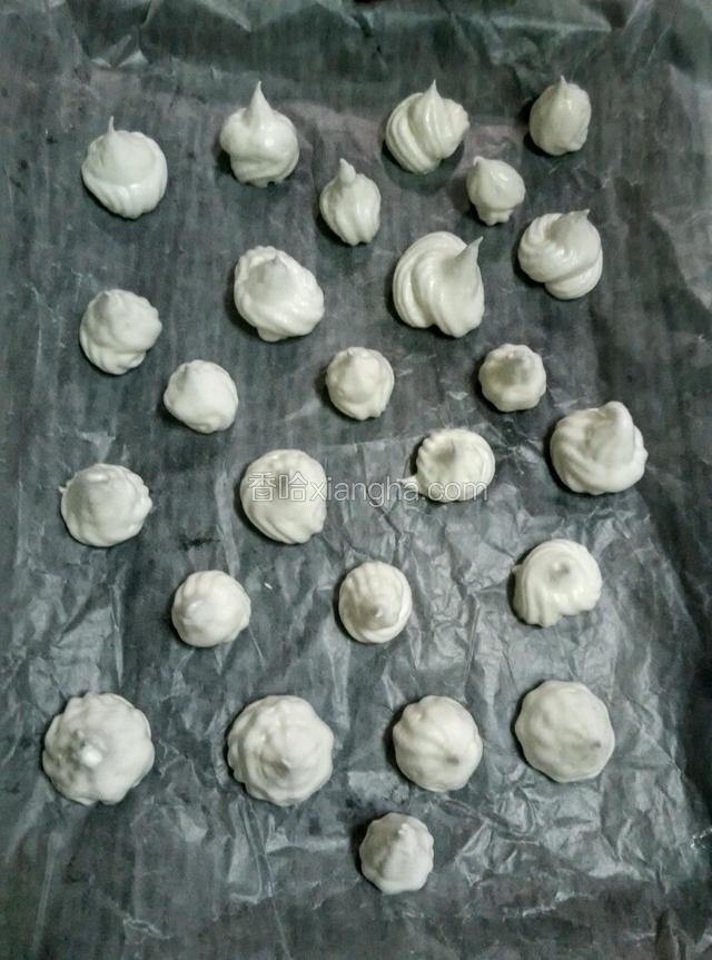 蛋白装入裱花袋在烤盘上（铺油纸）挤出比|元硬币略大些蛋白花，烤箱100度预热，烤50分钟。