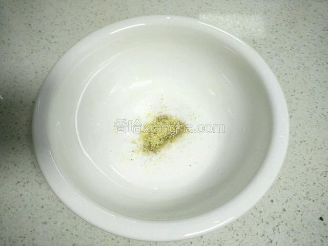 取大点的汤碗，放入少许胡椒粉，盐，鸡精。