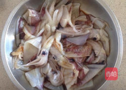 鱿鱼炒西芹的做法图解1