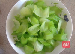 鱿鱼炒西芹的做法图解2