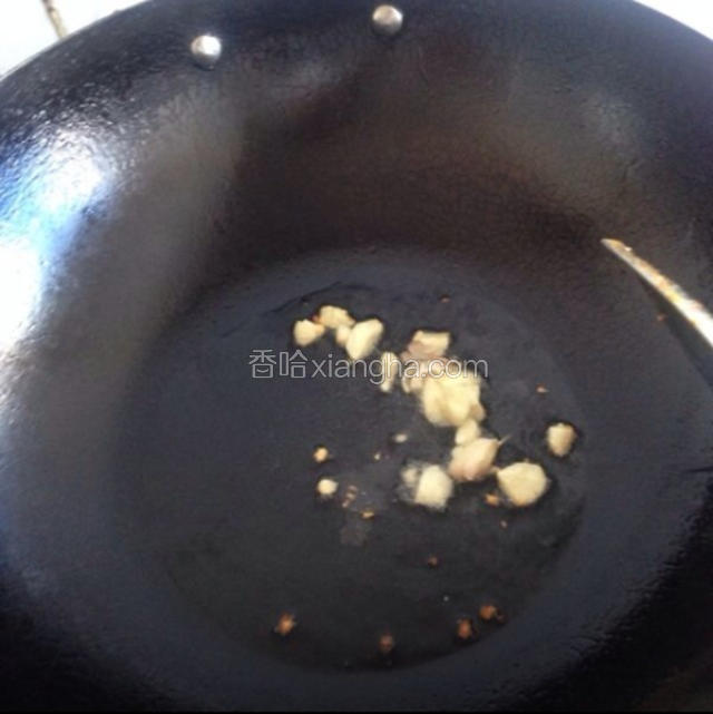 锅里放油爆香蒜末