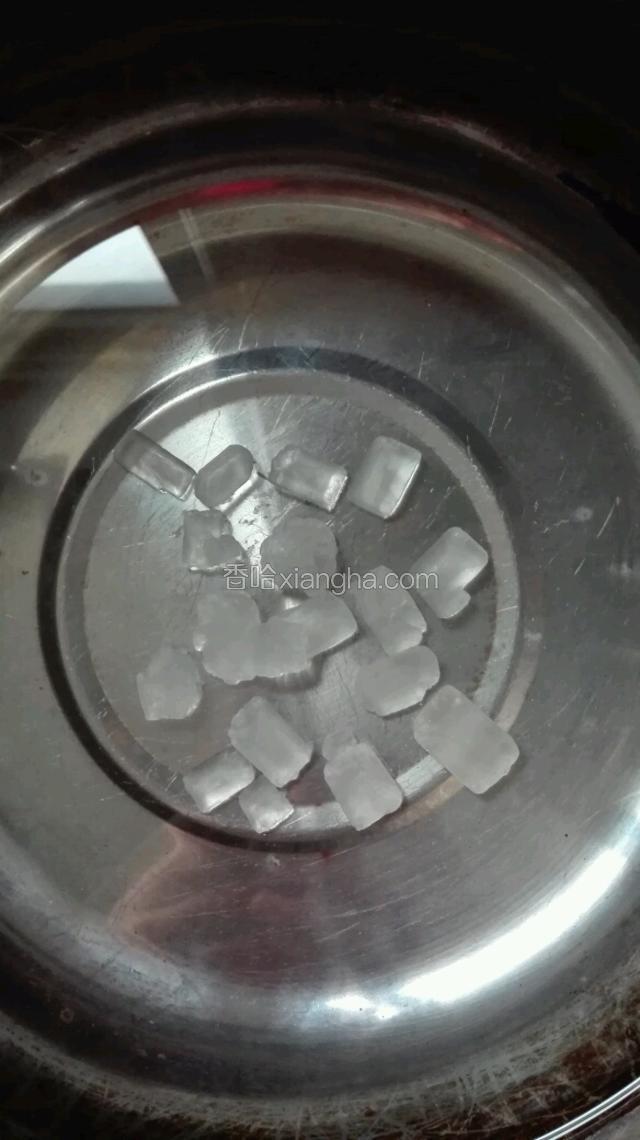 锅中倒入一半水，放入冰糖，开火，将其烧开。
