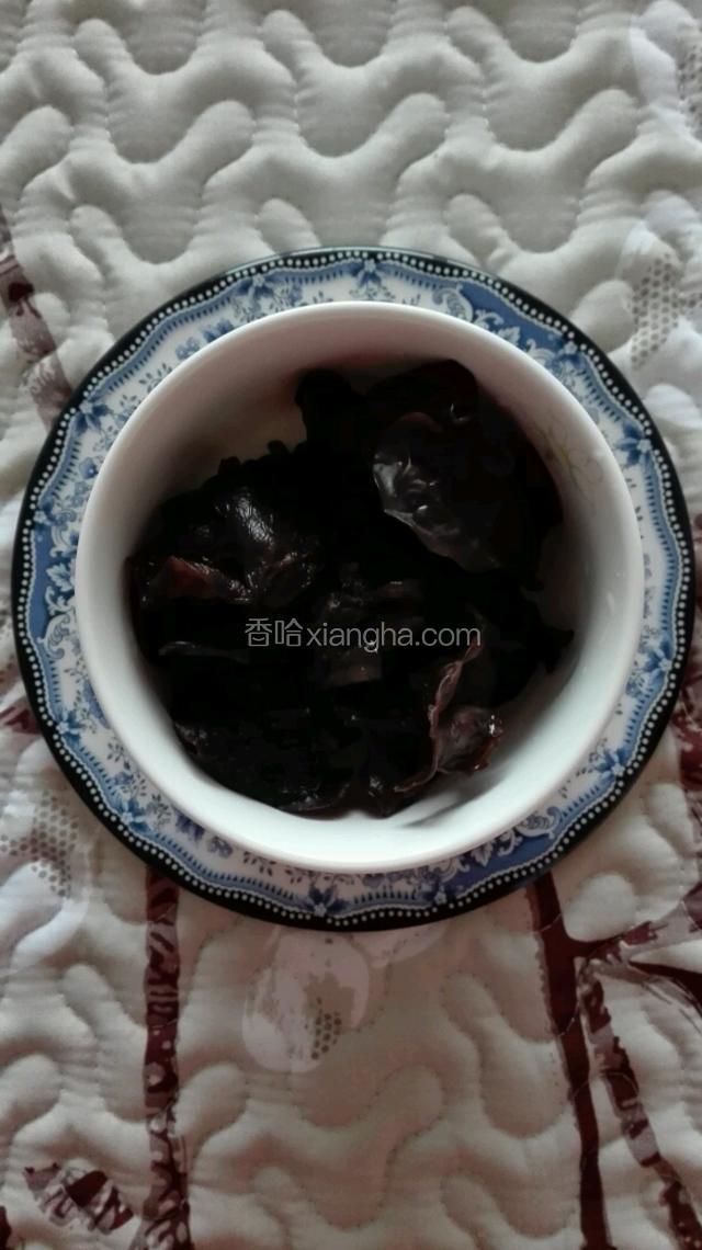 将泡好的木耳反复洗净后沥干水。