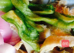 洋葱炒面筋的做法图解2