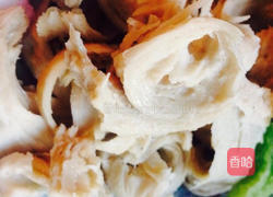 洋葱炒面筋的做法图解3