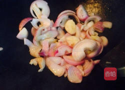 洋葱炒面筋的做法图解4