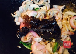 洋葱炒面筋的做法图解6