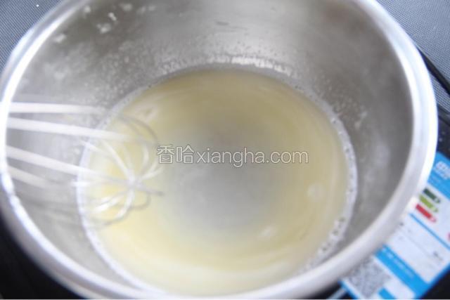 泡芙做法
将水、黄油、糖跟盐放一起放入不锈钢碗里，电磁炉中火加热搅拌至沸腾、融化

 
