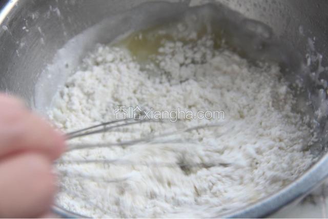 
随后立即加入过筛好的低筋面粉，搅拌均匀，要快，防止糊掉，搅拌好后立即离火，待温凉
