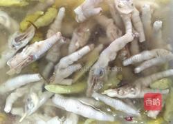 泡椒凤爪炖白菜的做法图解1