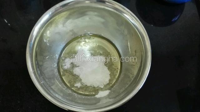 色拉油加糖粉、盐搅拌均匀。