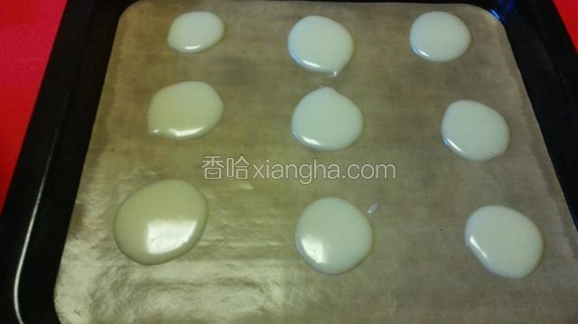 在垫有油布的烤盘上，将面糊摊成薄圆饼形。