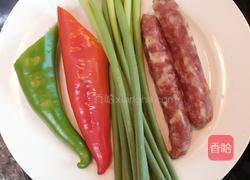 蒜苔辣椒炒腊肠的做法图解1