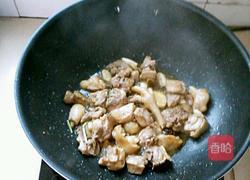 板栗焖鸡的做法图解4