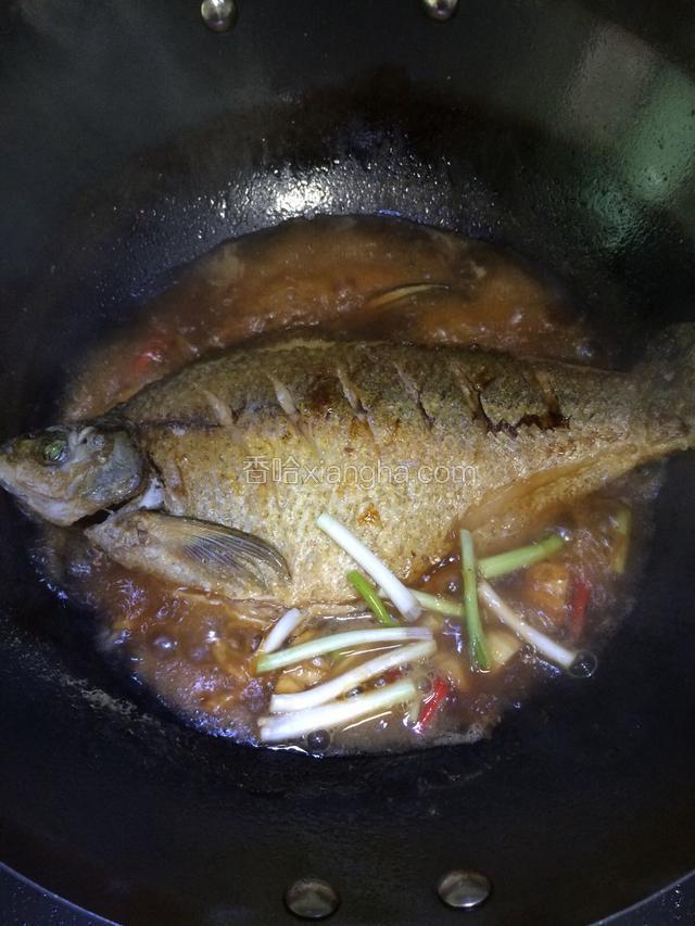 倒入酱汁后、加入少许料酒，醋下锅，放入葱白，老干妈豆豉（油）开始煮，大火烧开。