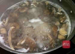 东北蘑菇炖鸡爪子的做法图解2