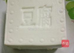 鲫鱼炖豆腐贴饼子的做法图解2