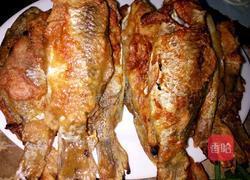 鲫鱼炖豆腐贴饼子的做法图解5