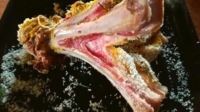 把羊排向外侧曲卷，并在底部用棉线捆扎好。将剩余的面包糠填在中间。
