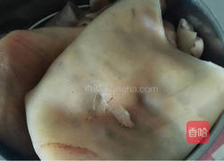 肉皮冻的做法图解1