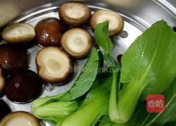 浇汁香菇青菜的做法图解1