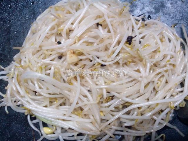 继续翻炒2分钟，豆芽软下去也就熟了。关火。